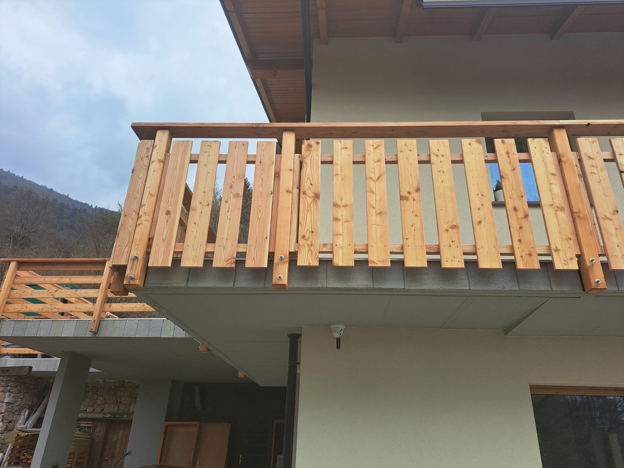 Dettaglio del progetto Parapetto per balcone in legno massello: Parapetto per balcone a doghe verticali che unisce calore e sicurezza. - Immagine 4